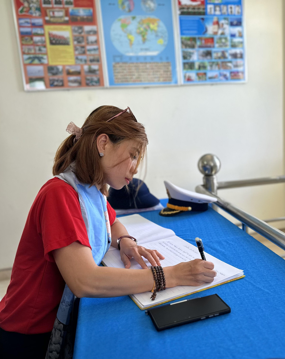 Nguyễn Thu Quỳnh - Kiều bào tại Malaysia ghi lại cảm xúc của mình trong cuốn sổ lưu niệm trên đảo Len Đao. (Ảnh: Thùy Giang/Vietnam+)