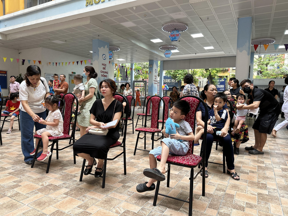 Rất đông người dân đưa trẻ đến các điểm uống Vitamin A. (Ảnh: Thùy Giang/Vietnam+)