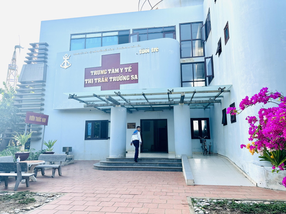 Trung tâm y tế Trường Sa hiện có 4 tầng và sân thượng cùng 10 giường với đầy đủ các phòng chức năng như phòng khám ngoại, phòng khám nội, phòng cấp cứu, phòng phẫu thuật... (Ảnh: Thùy Giang/Vietnam+)