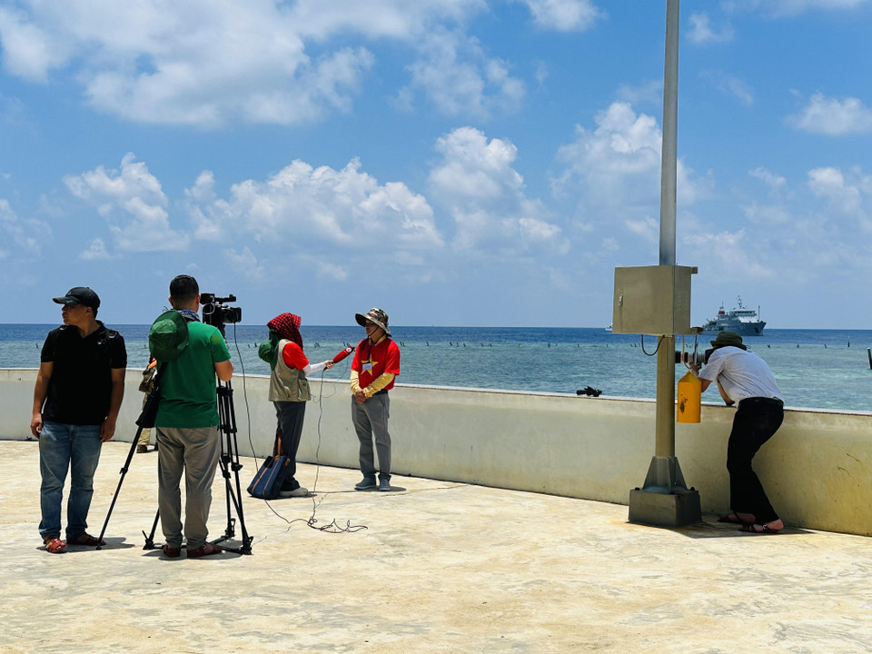 Các nhà báo/phóng viên luôn tranh thủ từng phút để tác nghiệp, đưa Trường Sa đến gần hơn với đất liền. (Ảnh: Thùy Giang/Vietnam+)