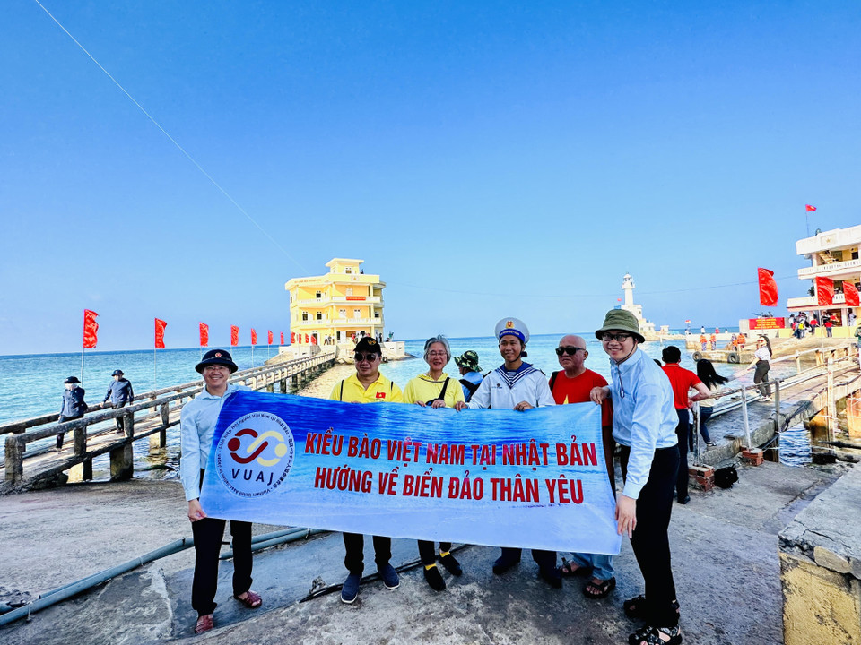 Kiều bào Việt Nam tại Nhật Bản với thông điệp hướng về biển đảo thân yêu. (Ảnh: Thùy Giang/Vietnam+)