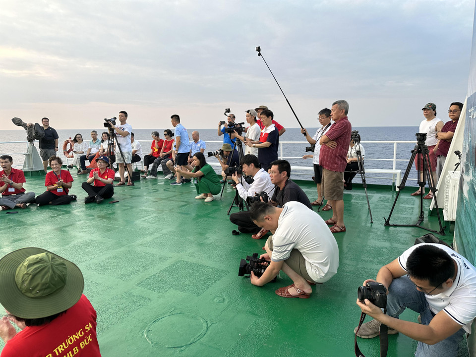 Đội ngũ nhà báo, phóng viên, quay phim tác nghiệp hoạt động giao lưu văn nghệ trên Tàu 571. (Ảnh: PV/Vietnam+)