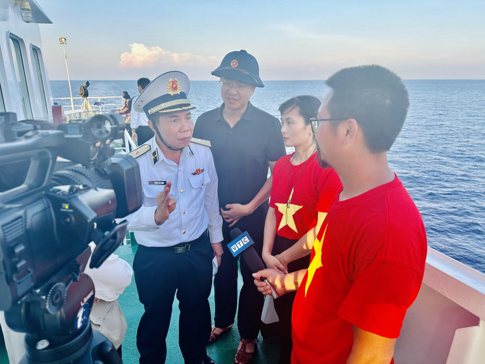 Những cuộc phỏng vấn diễn ra trên Tàu 571. (Ảnh: PV/Vietnam+)