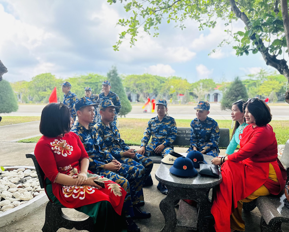 Các chuyến thăm Trường Sa là dịp kiều bào từ nhiều nơi trên thế giới gặp gỡ, giao lưu, gắn kết kiều bào với nhân dân trong nước, góp phần tăng cường khối đại đoàn kết và hòa hợp dân tộc. (Ảnh: Thùy Giang/Vietnam+)