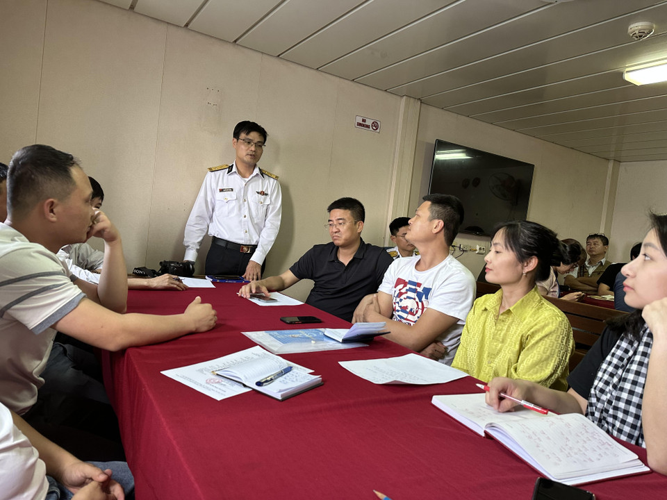 Buổi họp báo diễn ra ở Phòng Thuyền viên trên Tàu 571. (Ảnh: PV/Vietnam+)