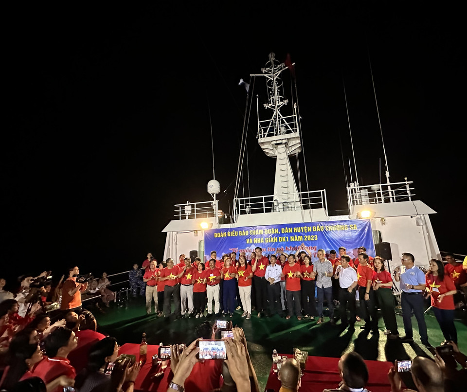 Nhiều hoạt động giao lưu với Kiều bào diễn ra sôi nổi trên hải trình Trường Sa. (Ảnh: Thùy Giang/Vietnam+)