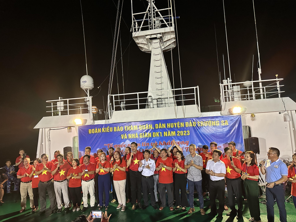Những hải trình Trường Sa có ý nghĩa to lớn trong việc xây dựng niềm tin vững chắc vào chính sách đúng đắn của Đảng, Nhà nước đối với cộng đồng người Việt Nam ở nước ngoài, khơi dậy trong Kiều bào niềm tự hào dân tộc. (Ảnh: Thùy Giang/Vietnam+)