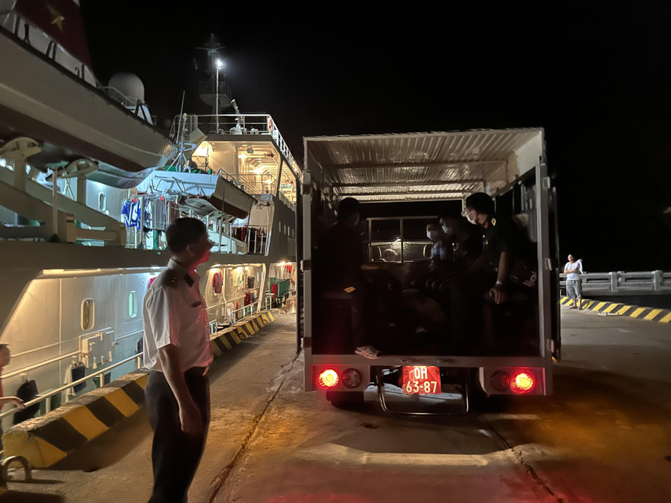 Xe vận chuyển bệnh nhân Hải từ Bệnh xá đảo Trường Sa để lên Tàu 571 về đất liền điều trị chuyên sâu. (Ảnh: Thùy Giang/Vietnam+)