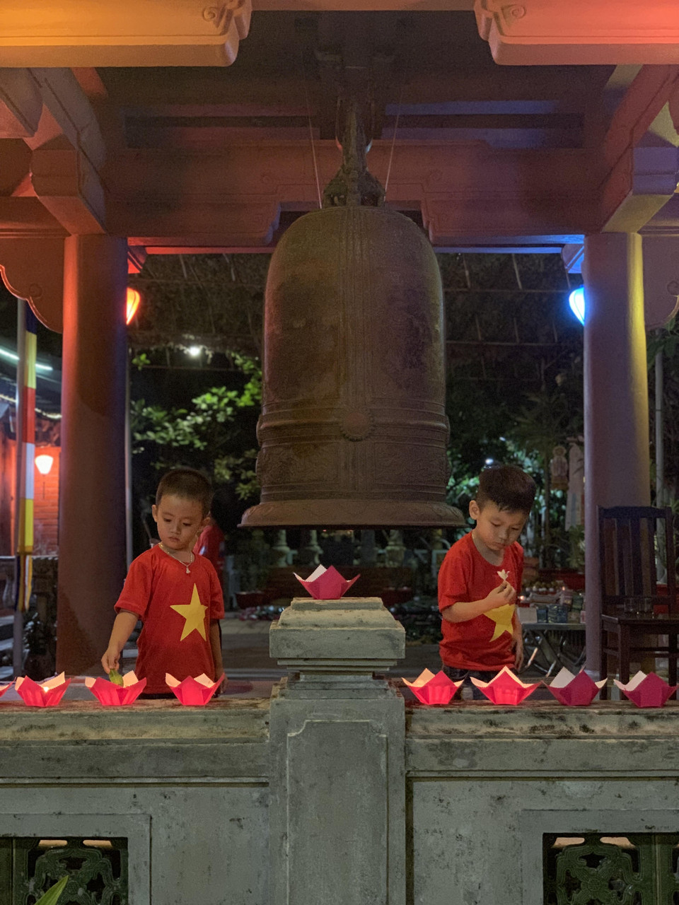 Các bé tại sân Chùa Trường Sa. (Ảnh: PV/Vietnam+)