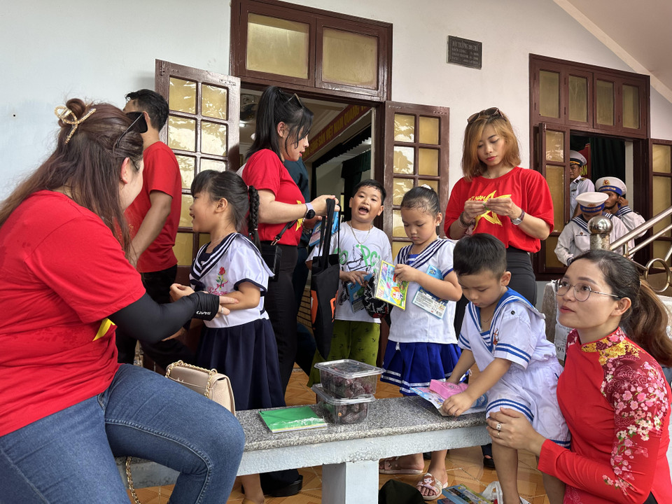 Các bạn trẻ Kiều bào giao lưu với những em nhỏ trên đảo Trường Sa lớn. (Ảnh: Thùy Giang/Vietnam+)