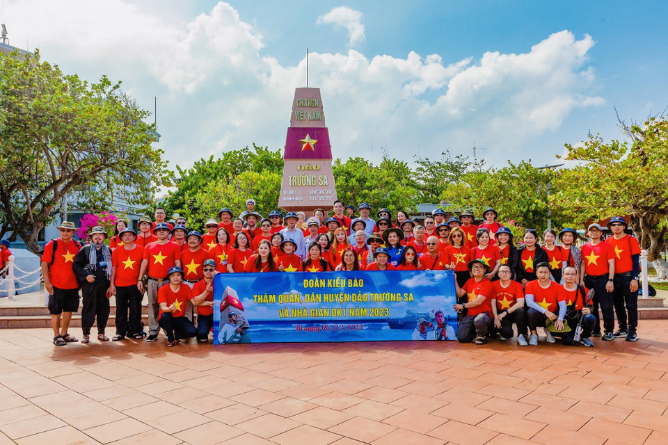 Đoàn Kiều bào hân hoan chụp ảnh lưu niệm tại đảo Trường Sa lớn. (Ảnh: Tuấn Anh/Vietnam+)