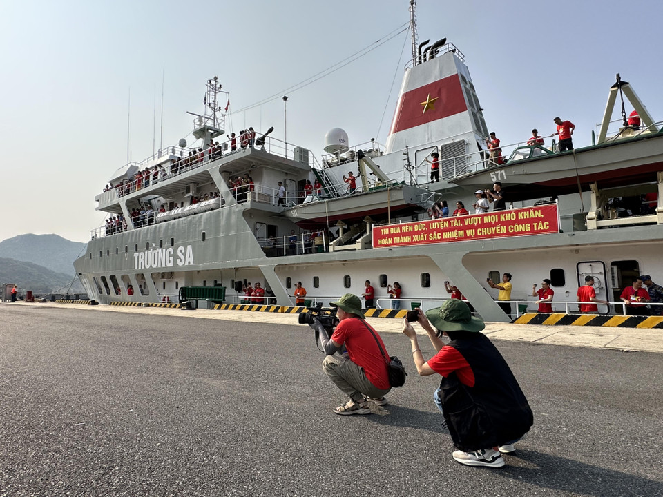 Các nhà báo tác nghiệp khi tàu chuẩn bị nhổ neo ra khơi. (Ảnh: PV/Vietnam+)