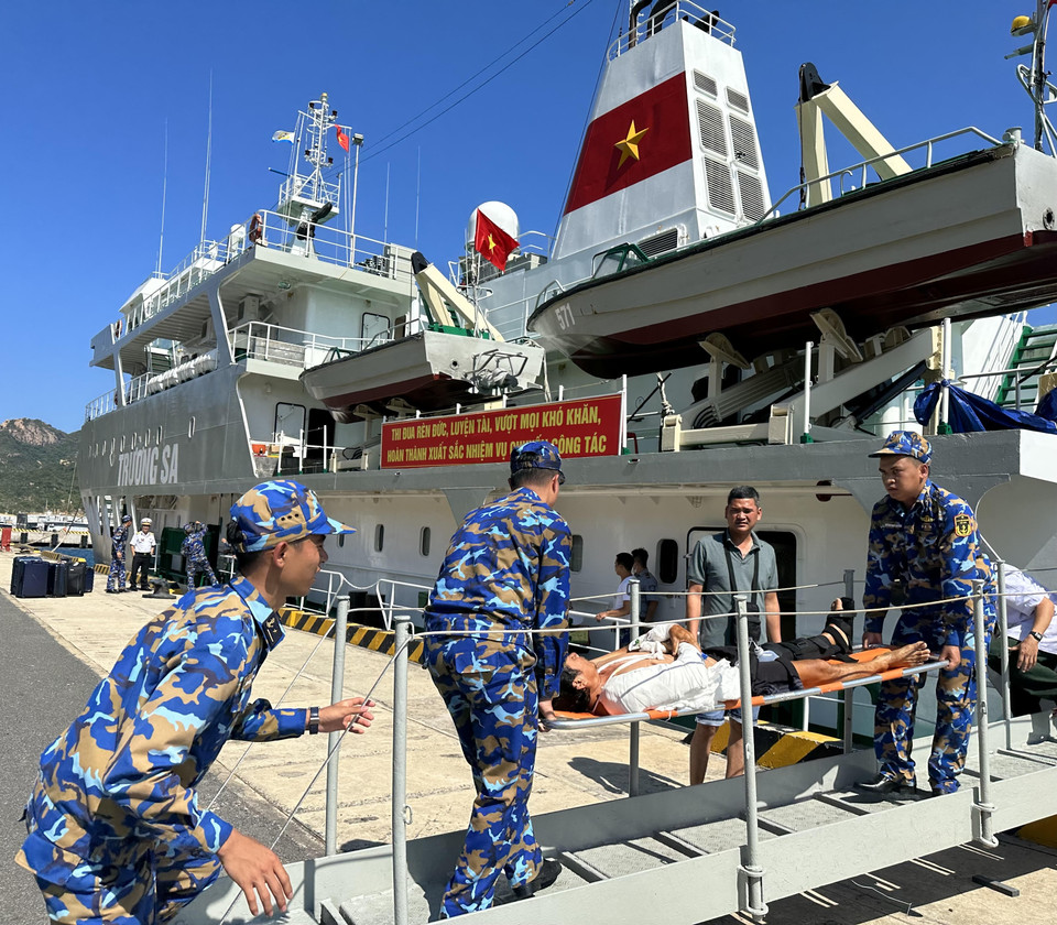 Ngư dân Hải được chuyển từ Tàu 571 vào đất liền. (Ảnh: Thùy Giang/Vietnam+)