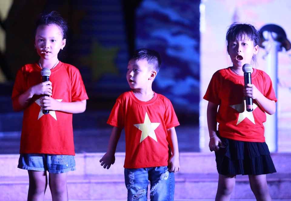 Những "ca sĩ nhí" tự tin biểu diễn trước hàng trăm thành viên của đoàn công tác đến thăm. (Ảnh: Hồng Sơn/Vietnam+)