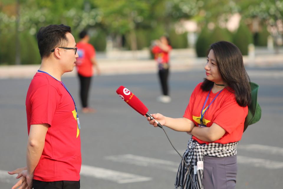Nhà báo Nguyễn Thuỳ Trang - Kênh Truyền hình Quốc hội phỏng vấn một kiều bào. (Ảnh: PV/Vietnam+)