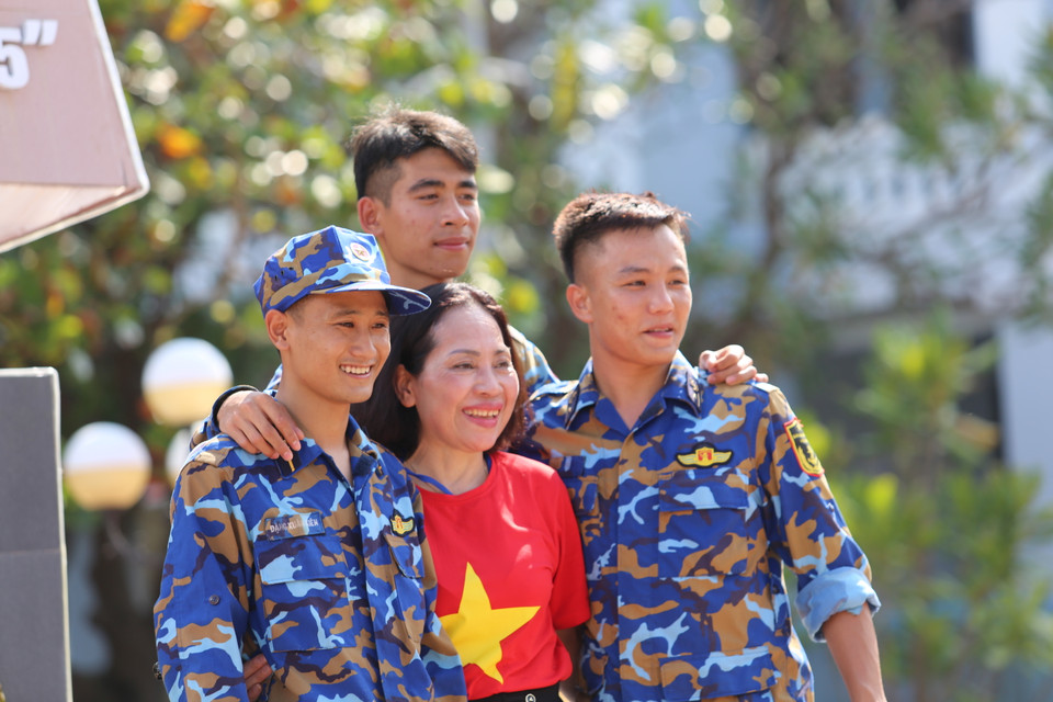 Qua chuyến đi, bà con kiều bào ngày càng thêm niềm tin yêu với biển đảo quê hương. (Ảnh: Hồng Sơn/Vietnam+)