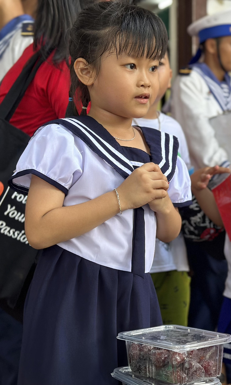 Bé gái với món quà được các cô chú kiều bào trong đoàn công tác số 4 trao tận tay cho từng bé. (Ảnh: Thùy Giang/Vietnam+)