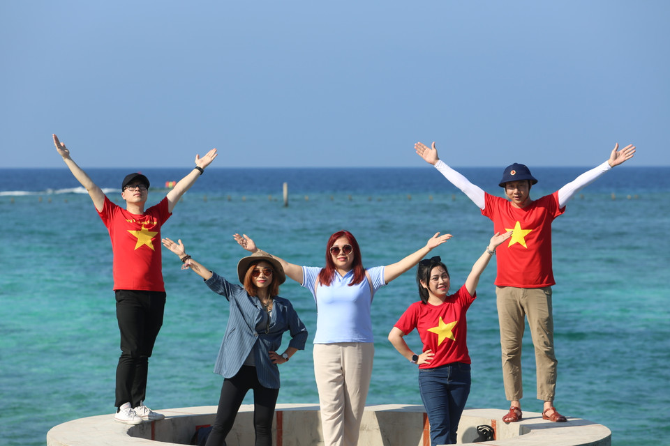 Qua chuyến đi, bà con kiều bào ngày càng thêm niềm tin yêu với biển đảo quê hương. (Ảnh: Hồng Sơn/Vietnam+)