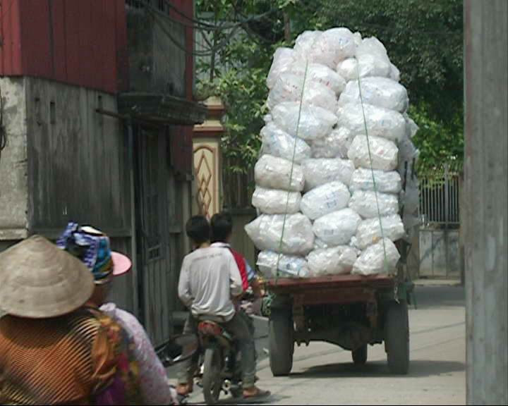 Rác thải y tế gồm cả loại nguy hiểm và không nguy hiểm được trộn lẫn với nhau và ngang nhiên trên đường tới cơ sở tái chế nhựa. (Ảnh: Thùy Giang/Vietnam+)