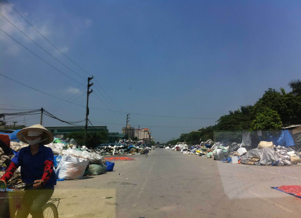 Rác tràn ngập hai bên đường vào thôn Minh Khai, thị trấn Như Quỳnh, Hưng Yên. (Ảnh: Thùy Giang/Vietnam+)