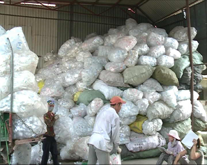 Tại một cơ sở ở làng Minh Khai, rác thải y tế chất cao như "núi." (Ảnh: Thùy Giang/Vietnam+)