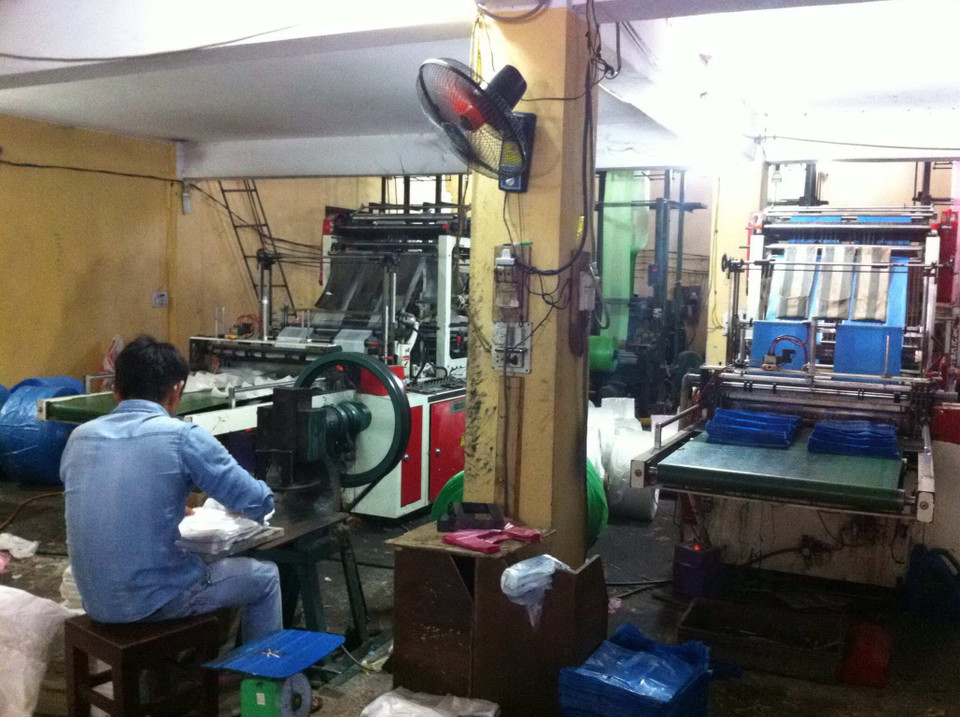 Những sản phẩm từ nhựa thải, trong đó có cả rác thải y tế qua vài công đoạn đã khoác trên mình chiếc áo thành sản phẩm mới.(Ảnh: Thùy Giang/Vietnam+) 