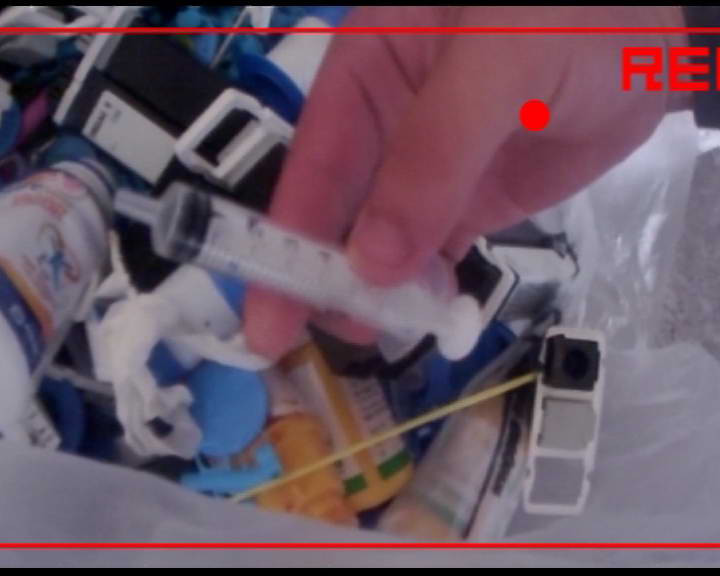 Những chiếc bơm tiêm cũng được đem đi tái chế nhựa. (Ảnh: Thùy Giang/Vietnam+)