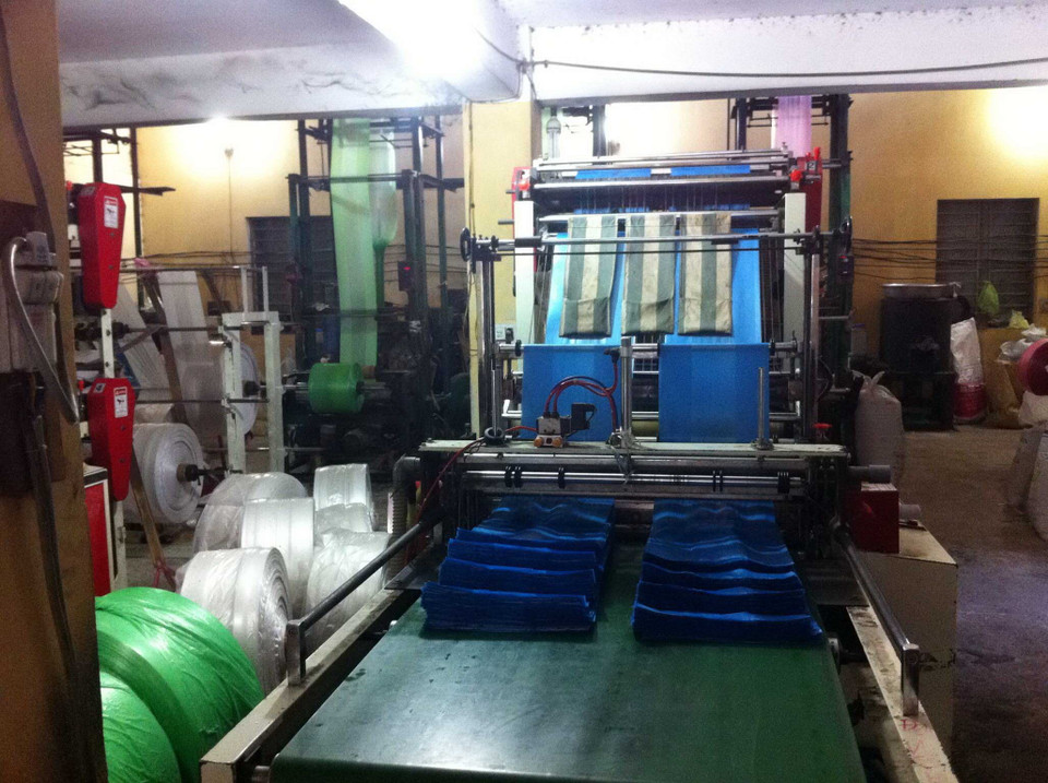 Qua các công đoạn, cuối cùng chúng được tái chế thành những vật dụng như thổi ra thành sản phẩm là các mảnh nylông dài để người nông dân dung để che mạ...(Ảnh: Thùy Giang/Vietnam+)