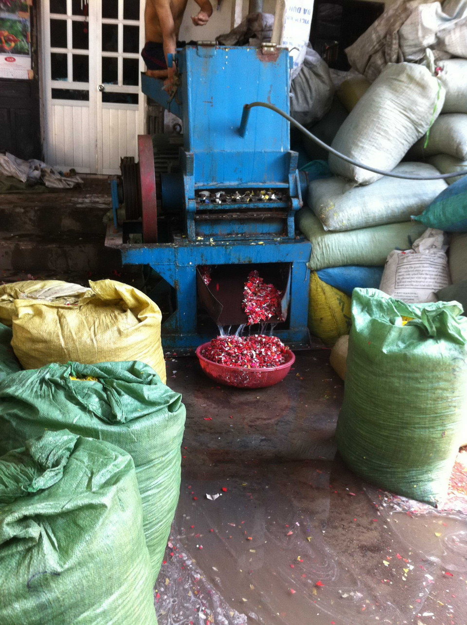 Trong một cơ sở tái chế nhựa, tất cả các loại nhựa được ném vào qua cái máy xay nhựa thành những hạt nhựa nhỏ. (Ảnh: Thùy Giang/Vietnam+)