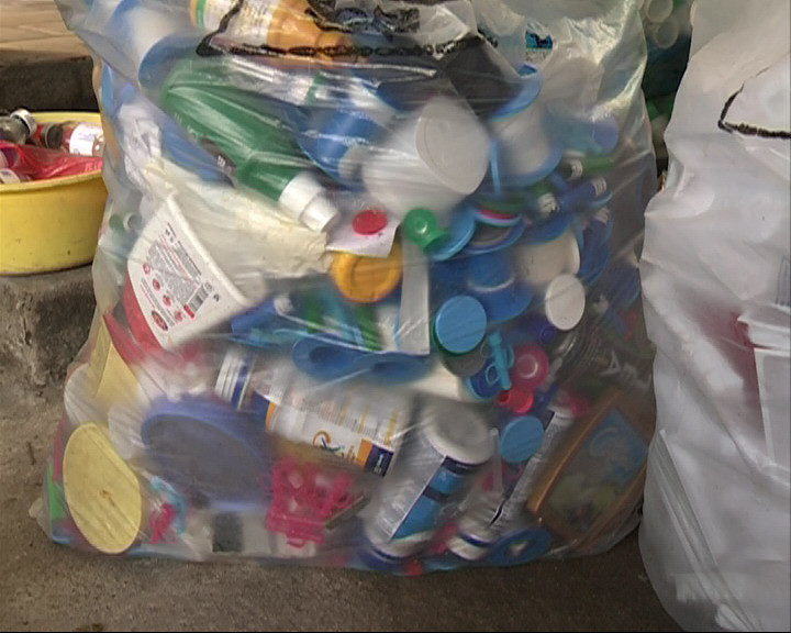 Đủ các loại chai, vỏ thuốc cũng được tập kết về đây. (Ảnh: Thùy Giang/Vietnam+)