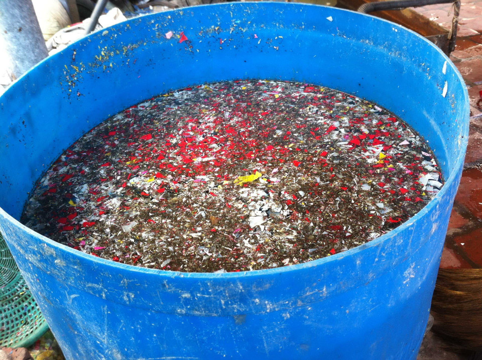 Sau đó, chúng được đổ vào chiếc thùng ngâm. (Ảnh: Thùy Giang/Vietnam+)