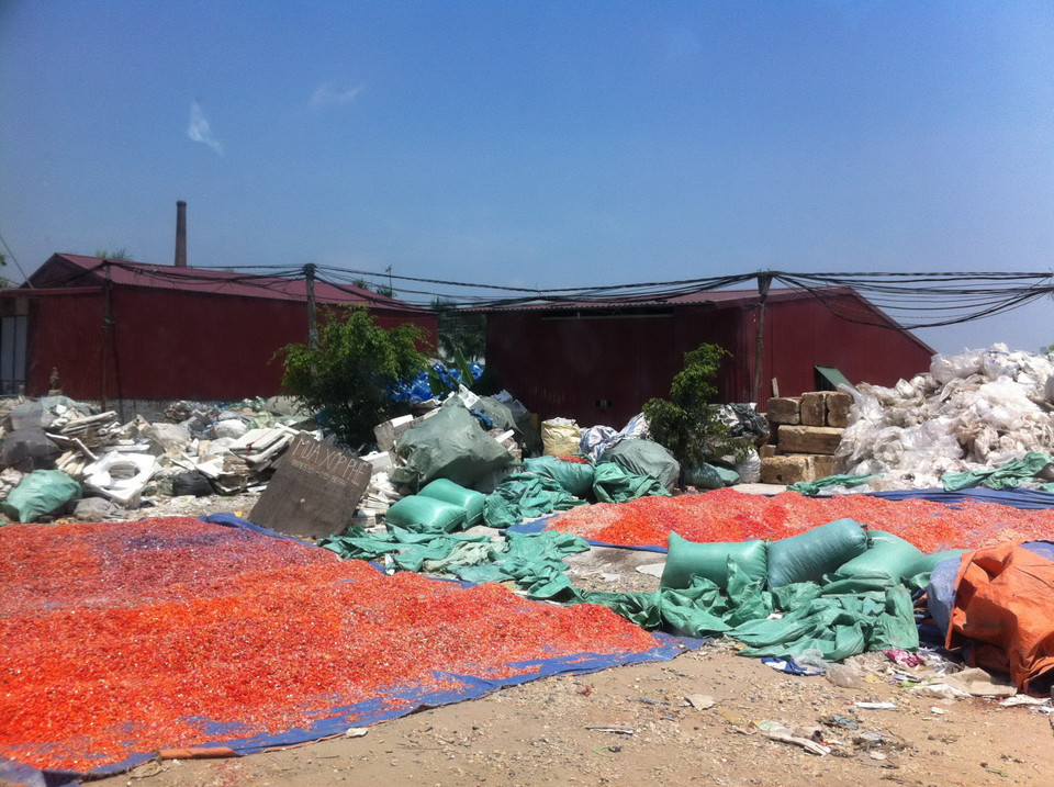 Những hạt nhựa được băm nhỏ có thể được các hộ gia đình phơi ở bất kỳ đâu như trong sân nhà, ven đường. (Ảnh: Thùy Giang/Vietnam+)
