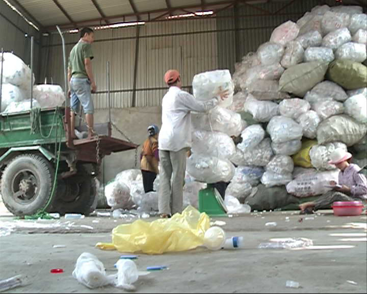 Những chiếc băng gạc vương vãi trên sàn. (Ảnh: Thùy Giang/Vietnam+)