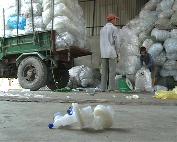 Các đầu ống nhựa của máy thở cũng lăn lóc tại cơ sở tái chế rác thải. (Ảnh: Thùy Giang/Vietnam+)