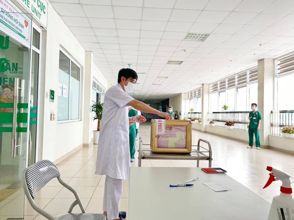 Hòm phiếu tại nơi bệnh viện đang phong toả. (Ảnh: PV/Vietnam+)