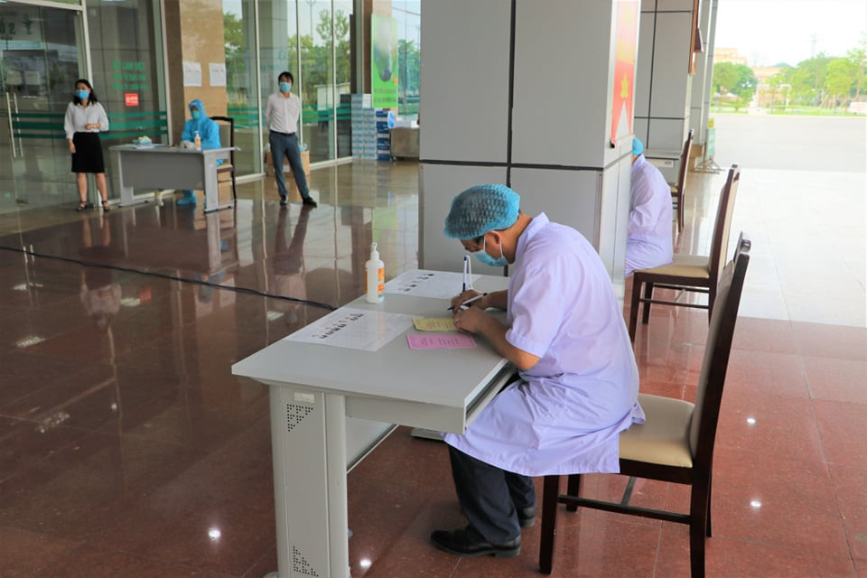 Các y bác sỹ tại Bệnh viện Bệnh nhiệt đới Trung ương. (Ảnh: PV/Vietnam+)