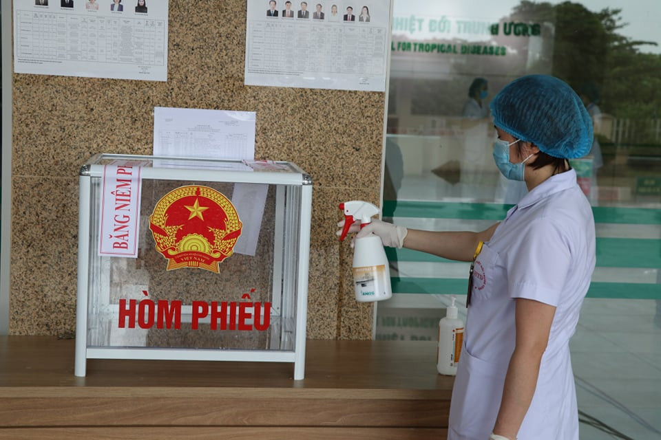 Khử khuẩn hòm phiếu. (Ảnh: PV/Vietnam+)