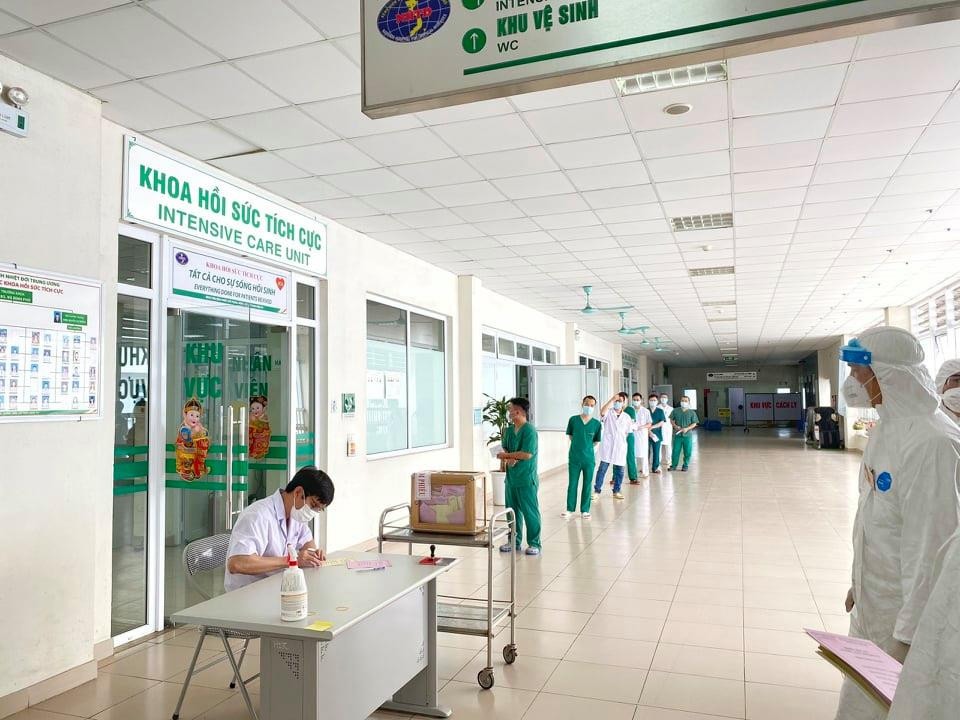 Các y bác sỹ thực hiện bầu cử tại Bệnh viện Bệnh nhiệt đới. (Ảnh: PV/Vietnam+)