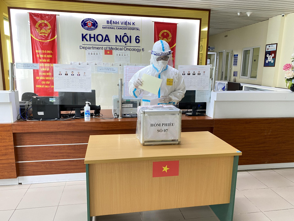 Bệnh viện K đã chuẩn bị 20 hòm phiếu được dán ni lông, niêm phong, được khử khuẩn thường xuyên. (Ảnh: PV/Vietnam+)