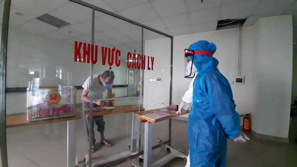 Cử tri ở điểm bỏ phiếu tại Bệnh viện Bệnh nhiệt đới Trung ương. (Ảnh: PV/Vietnam+)