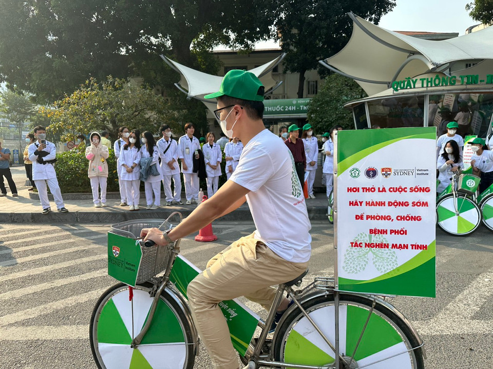 Hoạt động tuyên truyền người dân nâng cao nhận thức về bệnh phổi tắc nghẽn mạn tính. (Ảnh: T.G/Vietnam+)