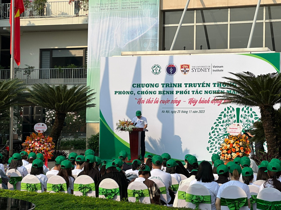 Hưởng ứng Ngày bệnh phổi tắc nghẽn mạn tính toàn cầu năm nay, Dự án phòng chống bệnh phổi tắc nghẽn mạn tính và hen phế quản (Bệnh viện Bạch Mai) tổ chức Sự kiện truyền thông với nhiều hoạt động. (Ảnh: T.G/Vietnam+)Theo các chuyên gia, việc chẩn đoán sớm và tư vấn điều trị sớm giúp ngăn ngừa sự tiến triển của bệnh, phòng ngừa biến chứng và cải thiện chất lượng cuộc sống cho người bệnh. (Ảnh: T.G/Vietnam+)