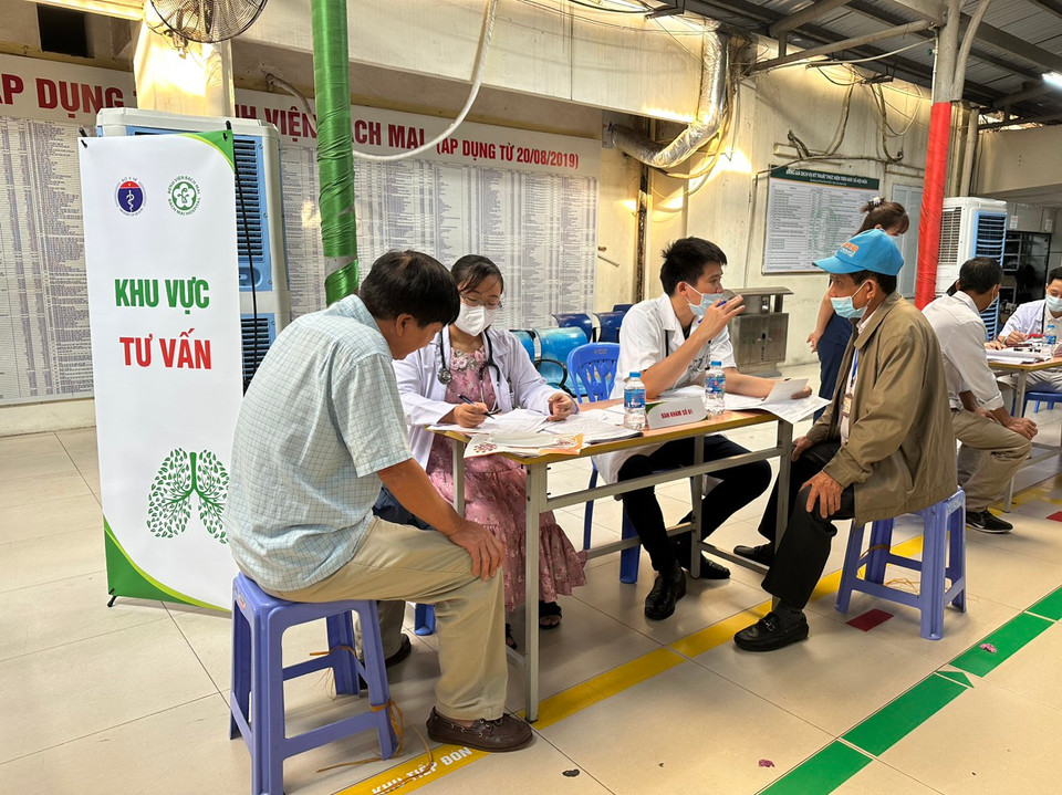 Bác sỹ tư vấn cho người dân sau khi khám. (Ảnh: T.G/Vietnam+)