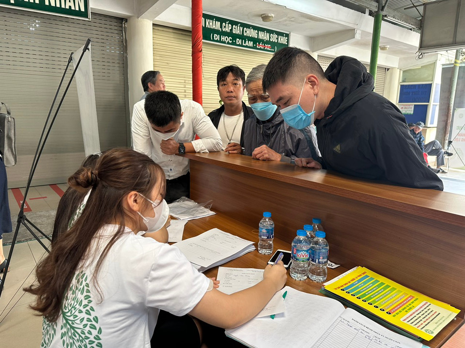Bàn đón tiếp bệnh nhân tới khám miễn phí. (Ảnh: T.G/Vietnam+)