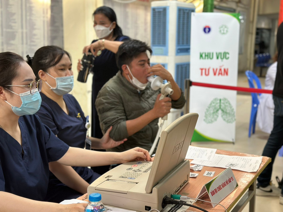 Theo các chuyên gia, việc chẩn đoán sớm và tư vấn điều trị sớm giúp ngăn ngừa sự tiến triển của bệnh, phòng ngừa biến chứng và cải thiện chất lượng cuộc sống cho người bệnh. (Ảnh: T.G/Vietnam+)Hoa