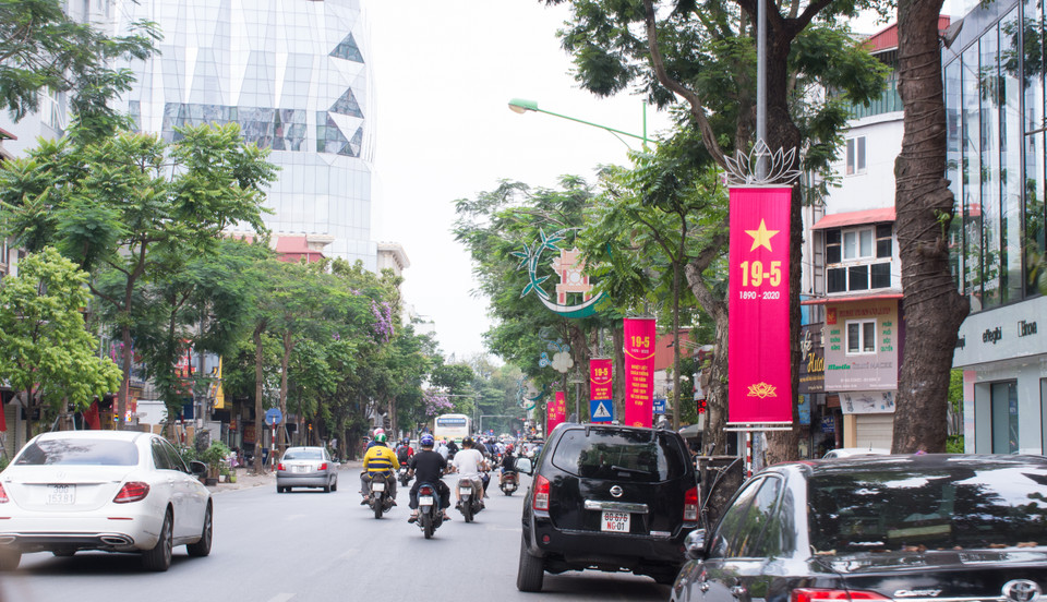  Các băng rôn được treo dọc đường Nguyễn Thái Học.(Ảnh: Thoa Chu/Vietnam+)