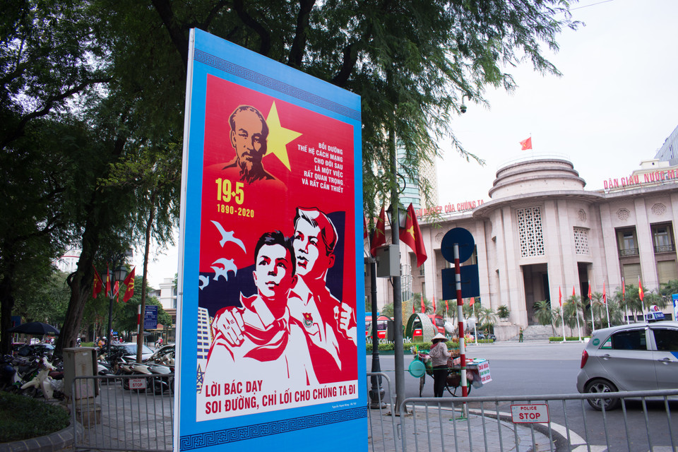  Những tấm pano được đặt phố Nguyễn Thạch.(Ảnh: Thoa Chu/Vietnam+)