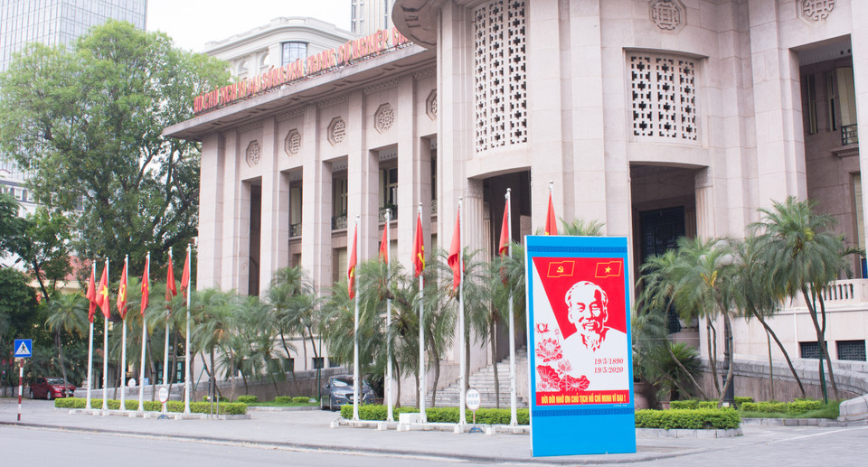  Tấm pano hình ảnh Bác được đặt trước khu vực Ngân hàng Nhà nước Việt Nam. (Ảnh: Thoa Chu/Vietnam+)