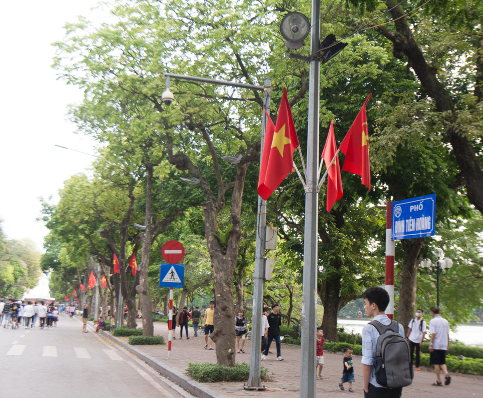 Cờ đỏ, áp phích, khẩu hiệu được trang trí rực rỡ trên đường Lý Thái Tổ. (Ảnh: Thoa Chu/Vietnam+)