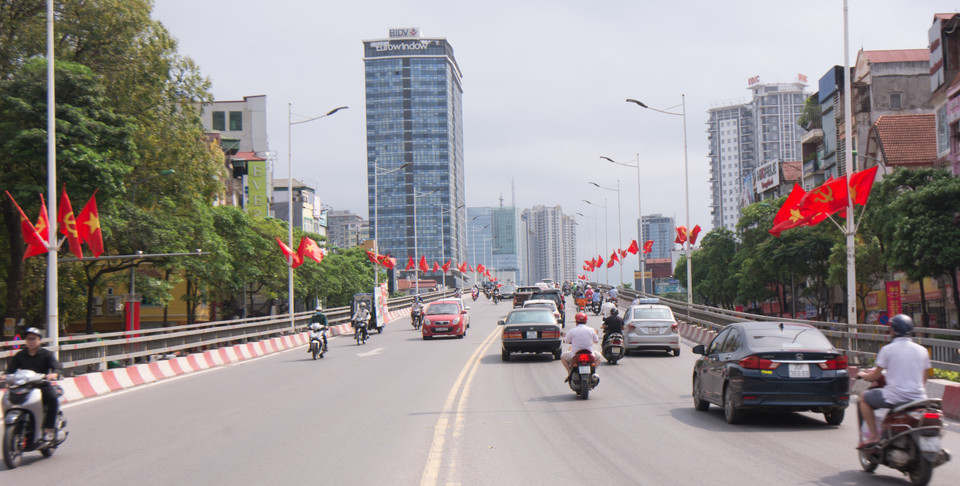 Trên các nẻo hướng về trung tâm Hà Nội đều được trang hoàng cờ đỏ sao vàng, băng rôn, áp phích, pano có nội dung hướng về ngày sinh nhật Bác. (Ảnh: Thoa Chu/Vietnam+)
